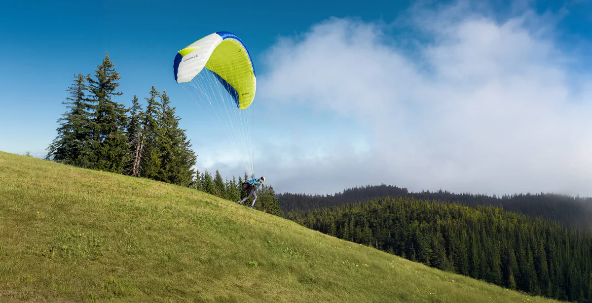 Quelle voile pour commencer le parapente. Ton guide complet Advance et Niviuk Advance Alpha 8 en phase d'accélération au décollage
