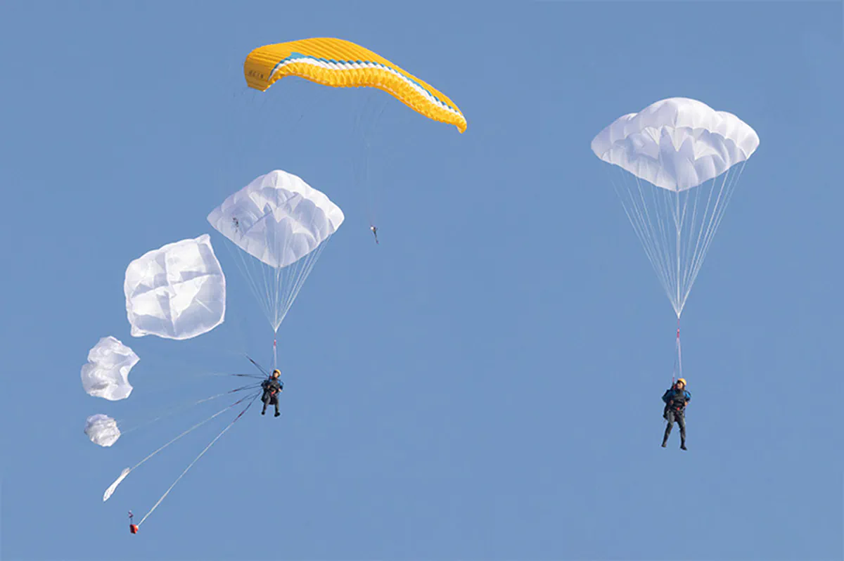 Différentes phases de déploiement d'un parachute de secours carré